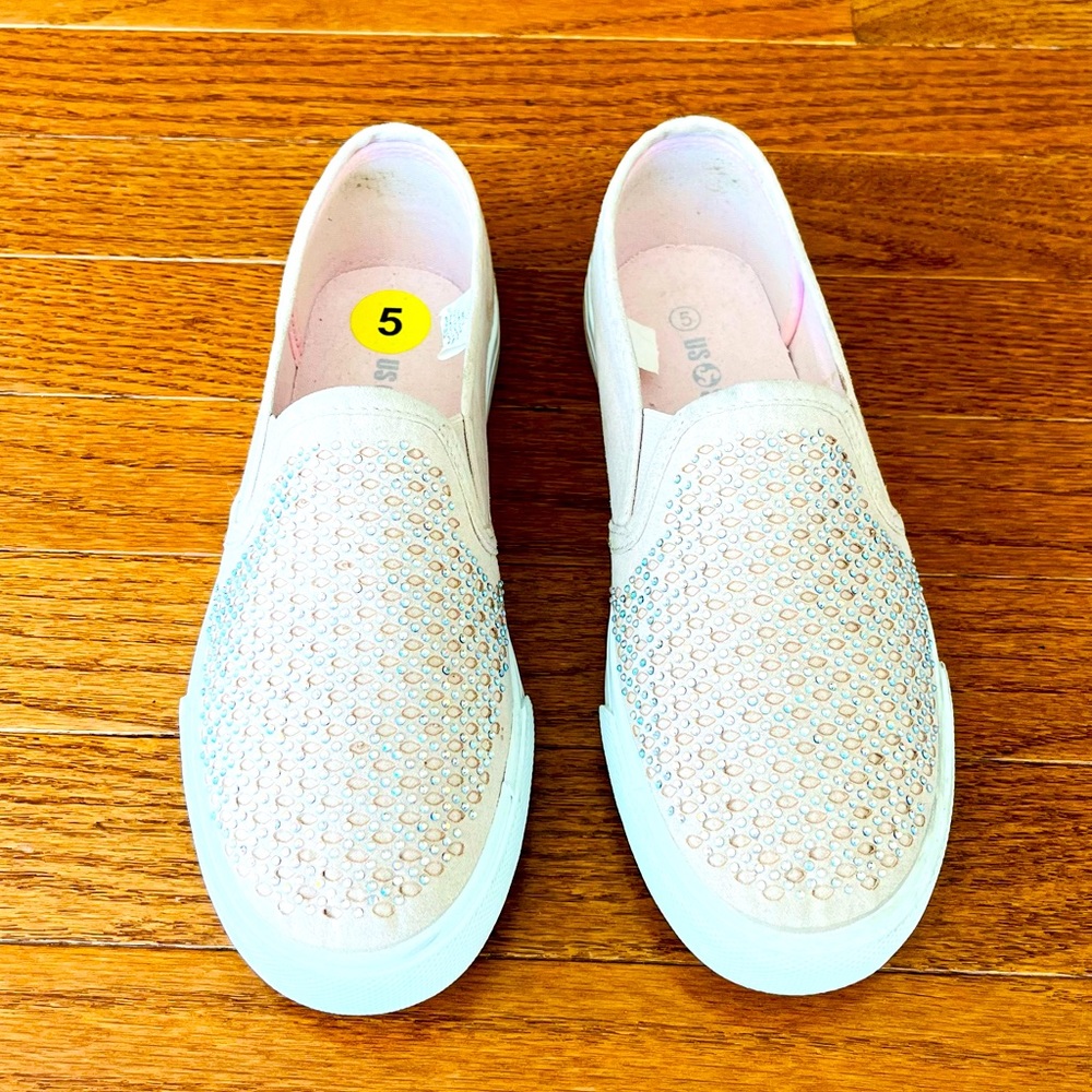 US sport slips on sneakers
